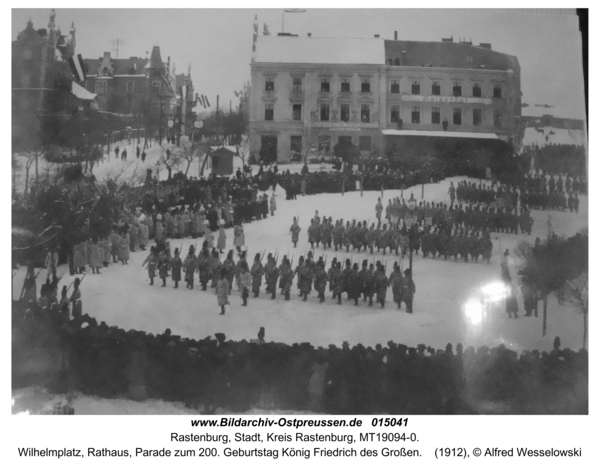 Rastenburg, Wilhelmplatz, Rathaus, Parade zum 200. Geburtstag König Friedrich des Großen