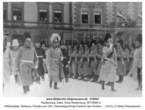 Rastenburg, Wilhelmplatz, Rathaus, Parade zum 200. Geburtstag König Friedrich des Großen