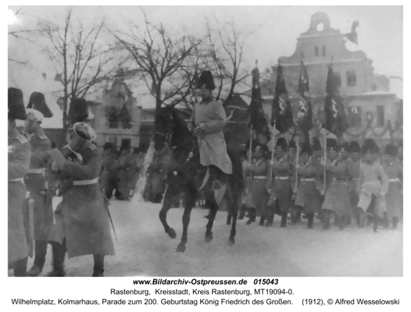 Rastenburg, Wilhelmplatz, Kolmarhaus, Parade zum 200. Geburtstag König Friedrich des Großen