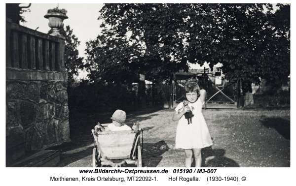 Moithienen, Rosemarie und Elisabeth John vor dem Gutshaus