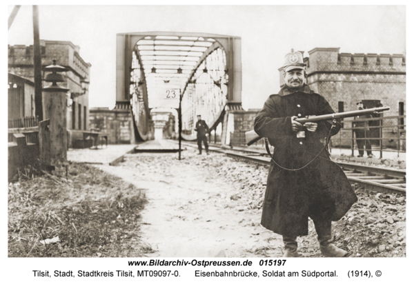 Tilsit, Eisenbahnbrücke, Soldat am Südportal