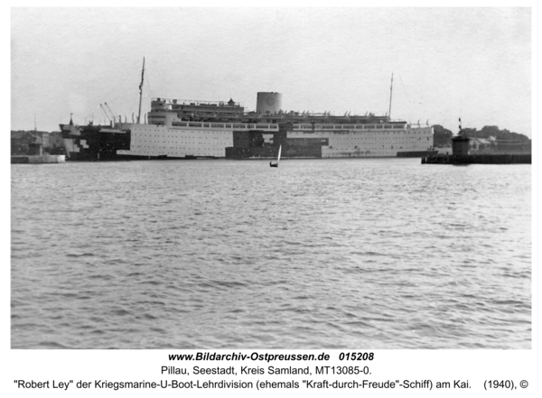 Pillau, "Robert Ley" der Kriegsmarine-U-Boot-Lehrdivision (ehemals "Kraft-durch-Freude"-Schiff) am Kai