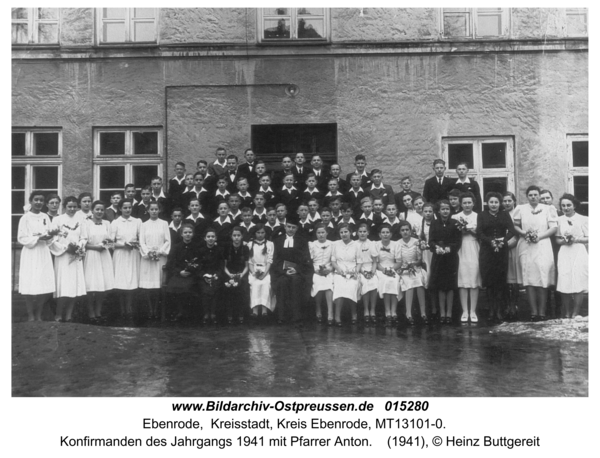 Ebenrode, Konfirmanden des Jahrgangs 1941 mit Pfarrer Anton