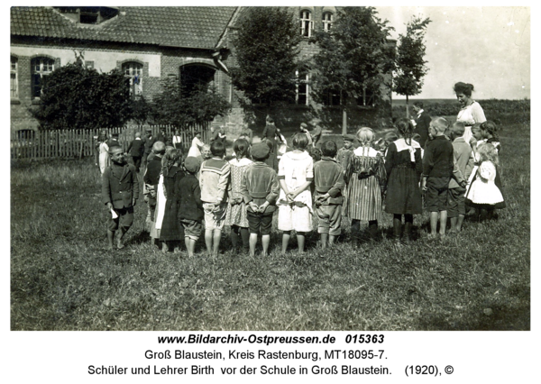 Schüler und Lehrer Birth vor der Schule in Groß Blaustein