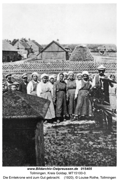 Tollmingen, Die Erntekrone wird zum Gut gebracht