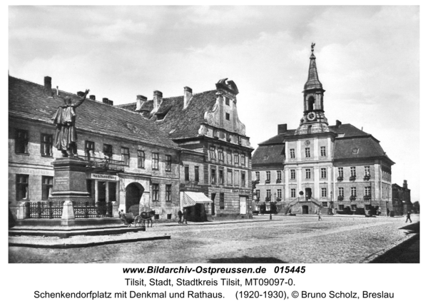 Tilsit, Schenkendorfplatz mit Denkmal und Rathaus