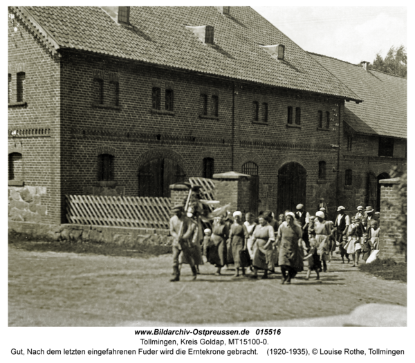 Tollmingen, Gut, Nach dem letzten eingefahrenen Fuder wird die Erntekrone gebracht