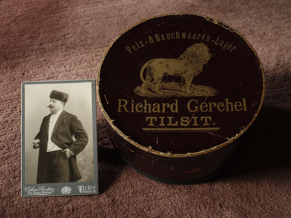 Tilsit, Hohe Str. 70, Hutschachtel der Kürschnerei Richard Gerchel