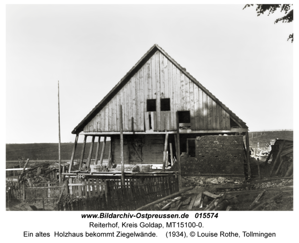 Reiterhof, Ein altes Holzhaus bekommt Ziegelwände