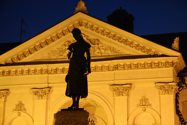 Memel, Ännchen von Tharau auf dem Simon-Dach-Brunnen vor dem Stadttheater