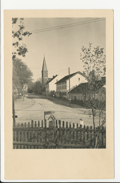 Willkischken, Blick vom Denkmal in Richtung Kirche