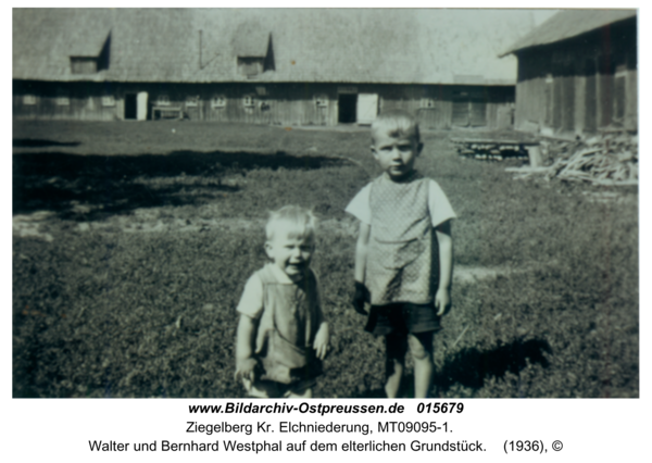 Ziegelberg, Walter und Bernhard Westphal auf dem elterlichen Grundstück