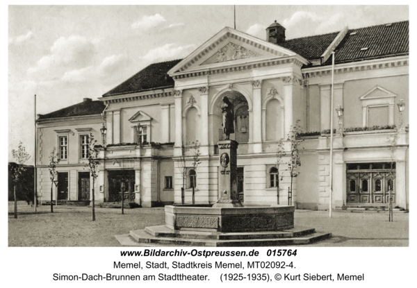 Memel, Simon-Dach-Brunnen am Stadttheater