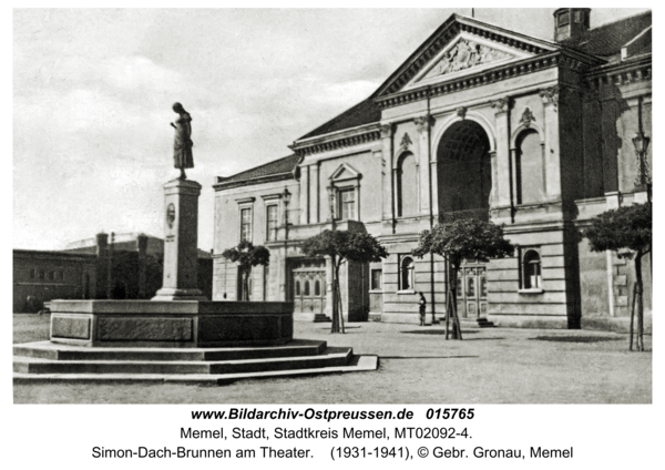 Memel, Simon-Dach-Brunnen am Theater