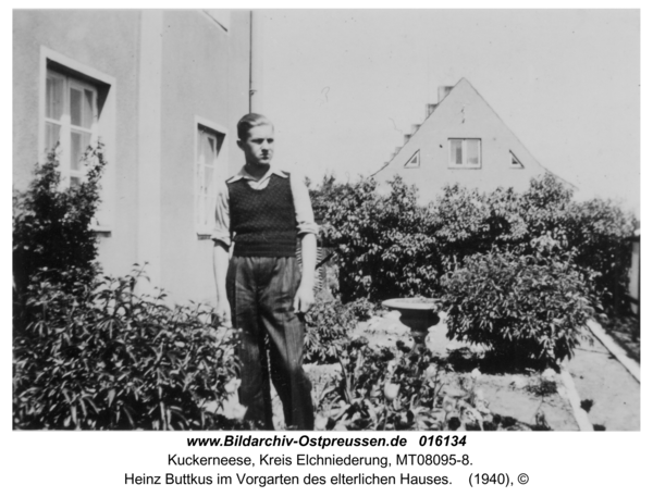 Kuckerneese, Heinz Buttkus im Vorgarten des elterlichen Hauses