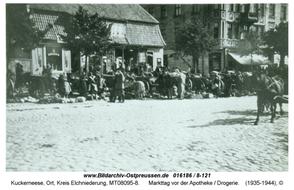 Kuckerneese, Markttag vor der Apotheke / Drogerie