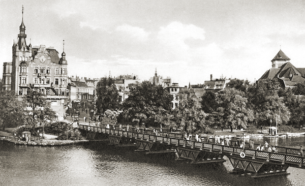 Königsberg, Schloßteichbrücke, rechts die Burgkirche