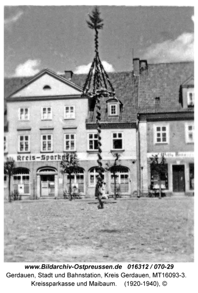 Gerdauen, Kreissparkasse und Maibaum