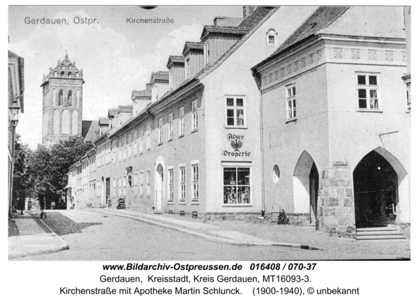 Gerdauen, Kirchenstraße mit Apotheke Martin Schlunck