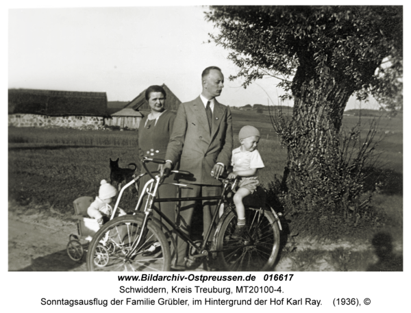 Schwiddern Kr. Treuburg, Sonntagsausflug der Familie Grübler, im Hintergrund der Hof Karl Ray