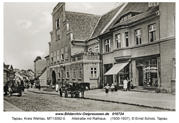 Tapiau, Altstraße mit Rathaus