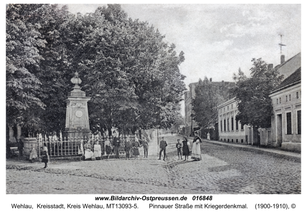 Wehlau, Pinnauer Straße mit Kriegerdenkmal