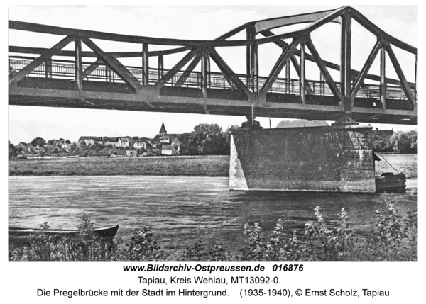 Tapiau, Die Pregelbrücke mit der Stadt im Hintergrund