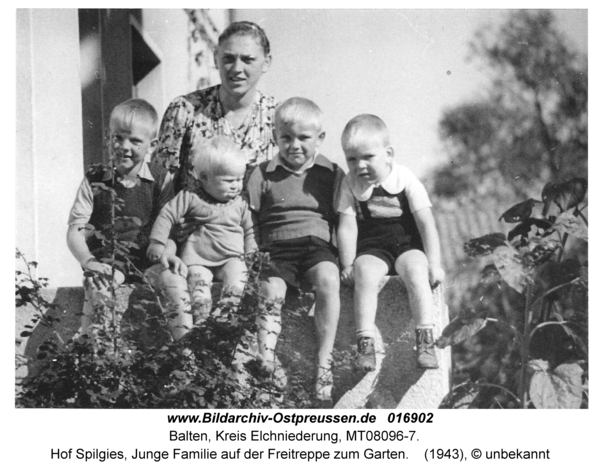 Balten, Hof Spilgies, Junge Familie auf der Freitreppe zum Garten