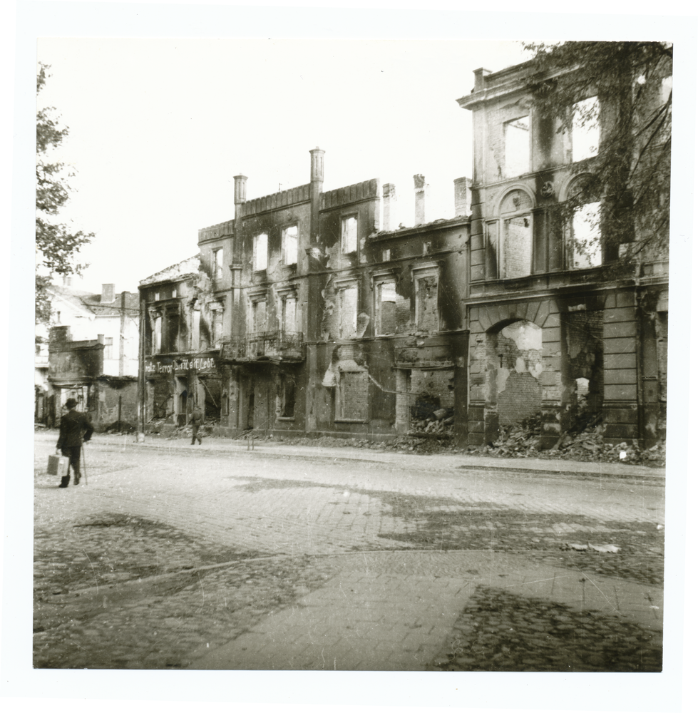 Tilsit, Clausiusstr. Ecke Landwehrstr., rechts die Luisen Apotheke nach der Zerstörung