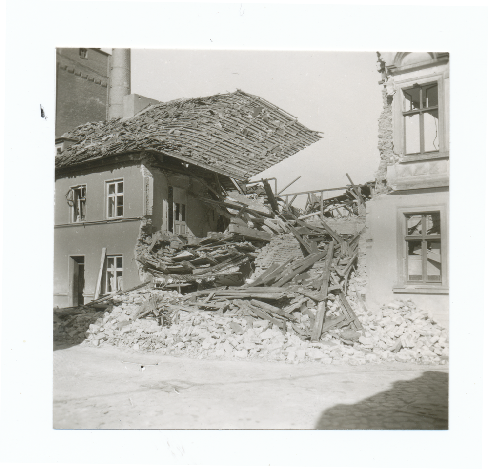 Tilsit, Grabenstraße, zerstörtes Haus, links anschließend die Hefefabrik mit Teil des Schornsteines