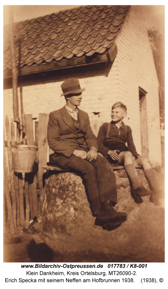 Klein Dankheim, Erich Specka mit seinem Neffen am Hofbrunnen 1938