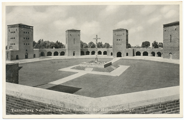 Hohenstein Kr. Osterode, Tannenberg-Nationaldenkmal, Ehrenhof