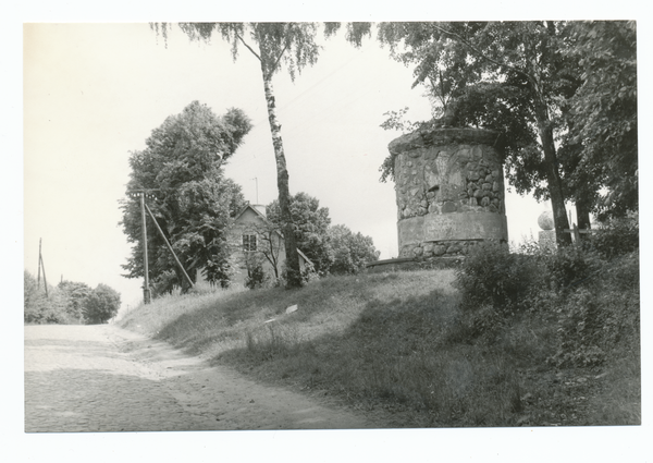 Grabnick Kr. Lyck, Dortstraße mit Kriegerdenkmal