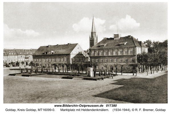 Goldap, Marktplatz mit Heldendenkmälern