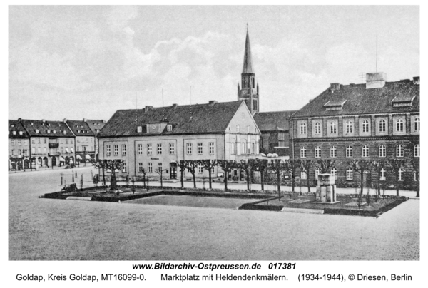 Goldap, Marktplatz mit Heldendenkmälern