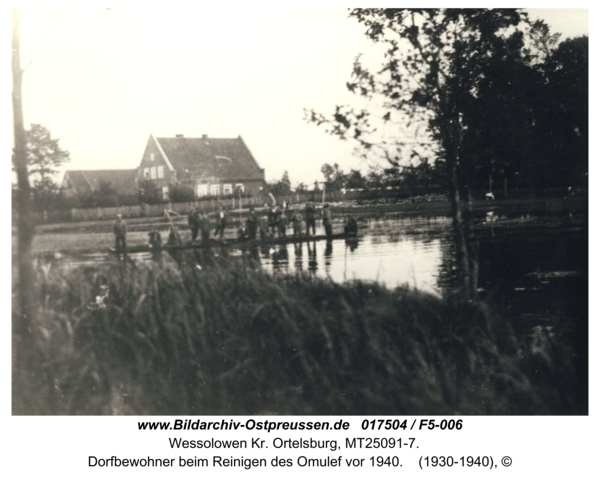 Fröhlichshof, Dorfbewohner beim Reinigen des Omulef vor 1940