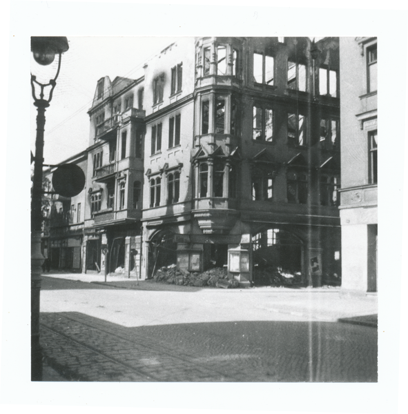 Tilsit, Hohe Straße, Ecke Wasserstraße, Vor den Trümmern des Verlagshauses Otto von Mauderode