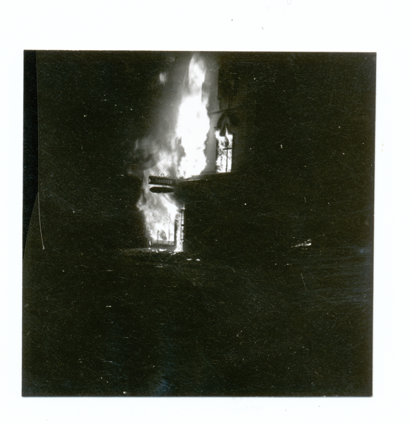 Tilsit, Hohe Str., Brennendes Haus während eines Bombenangriffes