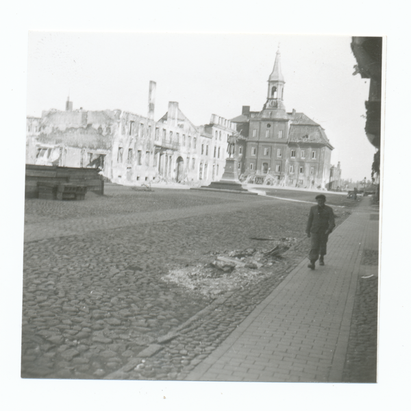 Tilsit, Schenkendorfplatz mit Rathaus und Blaurockschem Haus nach der Zerstörung