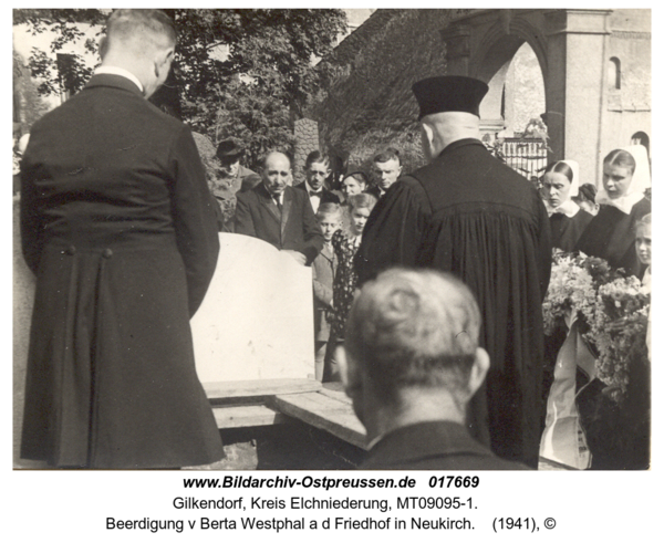 Gilkendorf, Beerdigung v Berta Westphal a d Friedhof in Neukirch