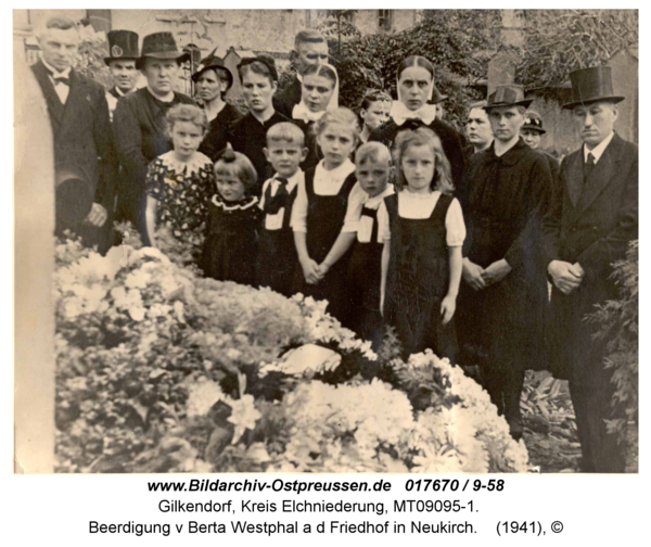 Gilkendorf, Beerdigung v Berta Westphal a d Friedhof in Neukirch