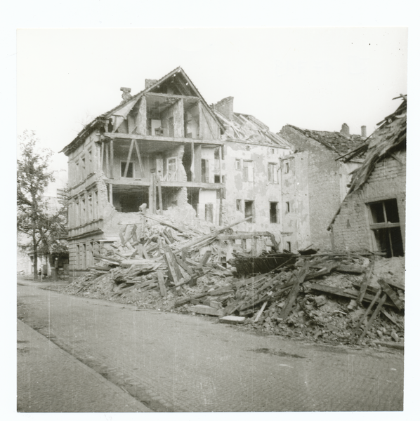 Tilsit, Nach Bombenangriff zerstörtes Wohnhaus in der Stadt II Wo??