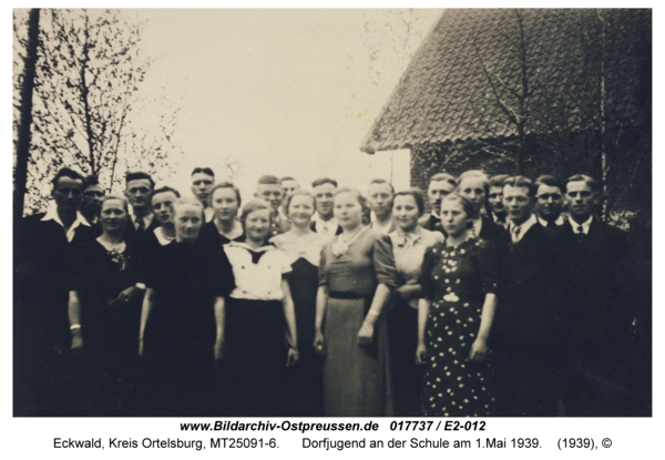 Eckwald, Dorfjugend an der Schule am 1.Mai 1939