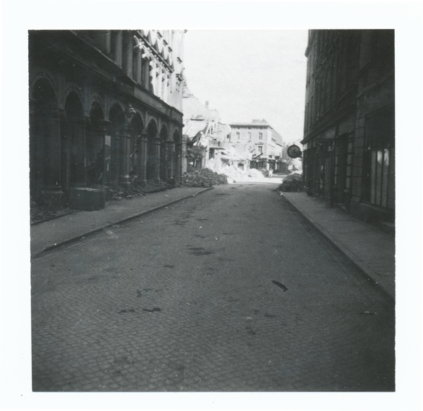 Tilsit, Blick in die Wasserstraße mit dem Gebäude der Fa. Otto v. Mauderode nach der Zerstörung