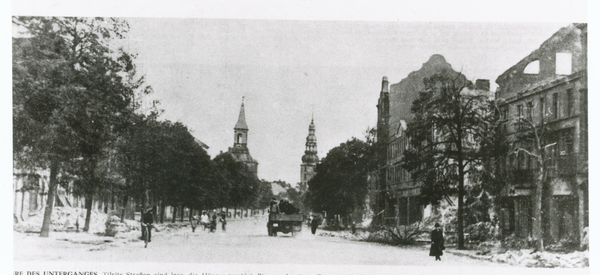 Tilsit, Die Deutsche Str. mit der Deutsch-Ordenskirche und dem Rathaus nach der Zerstörung