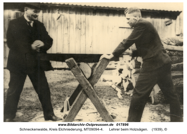 Schneckenwalde, Lehrer beim Holzsägen