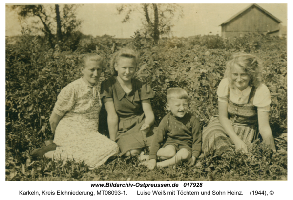 Karkeln, Luise Weiß mit Töchtern und Sohn Heinz