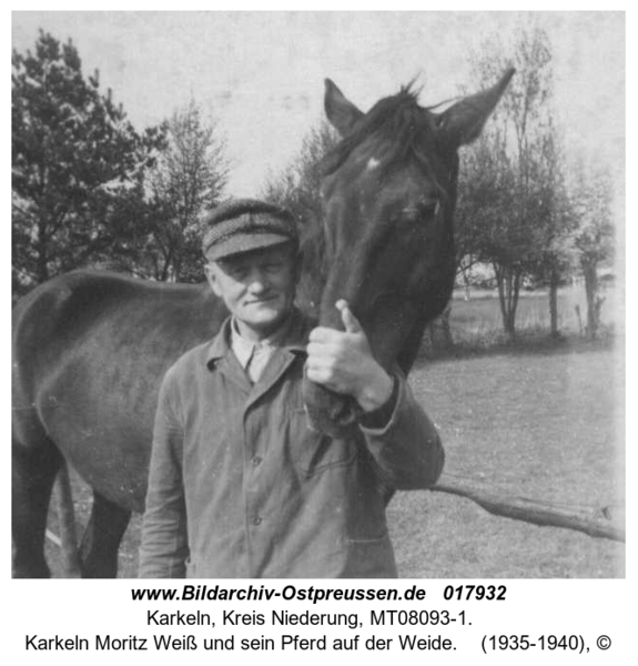 Karkeln Moritz Weiß und sein Pferd auf der Weide