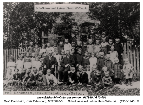 Groß Dankheim, Schulklasse mit Lehrer Hans Willutzki