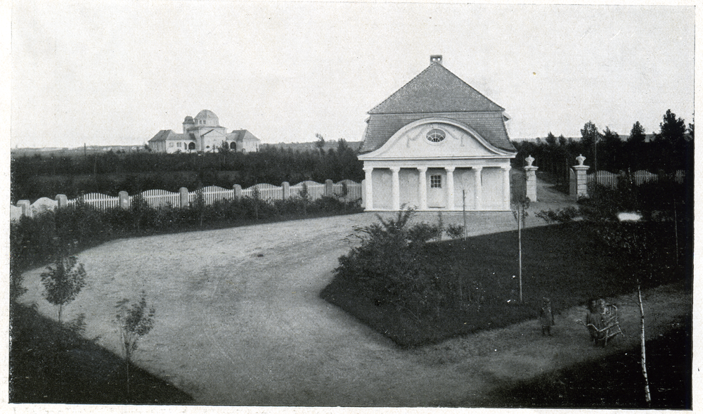 Tilsit, Eingang zum Waldfriedhof mit Pförtnerhaus, im Hintergrund das Krematorium